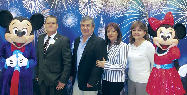 Mickey Mouse, Vincent Pérez, Jesús y Maricarmen Martínez con Elena Outlan y Minnie Mouse