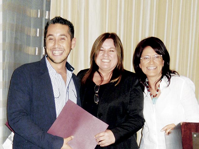  Rubén Mora ganador de un premio, lo recibe de manos de Pierine Lerida y Adriana Cañizares