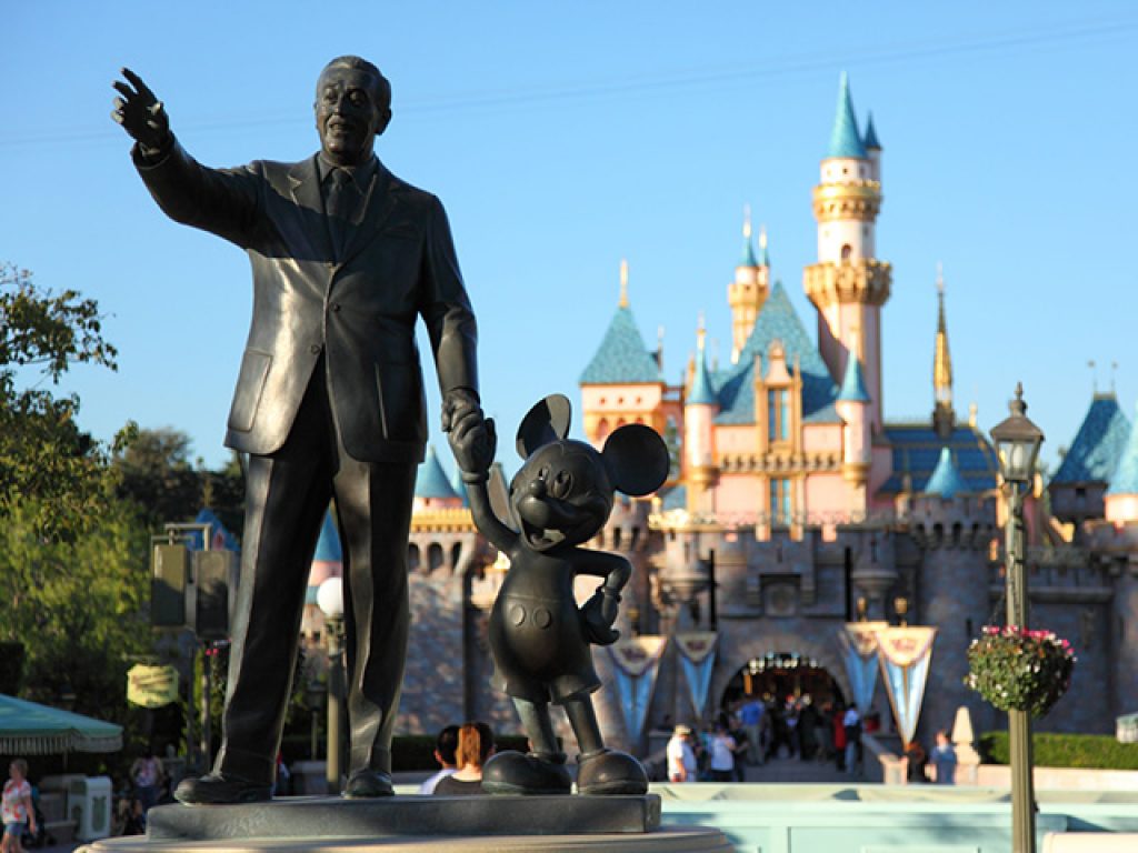 B8E2J6 Walt Disney and Mickey Mouse statue at Disneyland California. Image shot 2009. Exact date unknown.