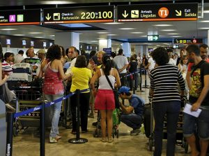 MD15. MADRID, 17/07/2010.- Miles de personas se dieron cita hoy en las terminales del aeropuerto de Barajas, que siguen registrando gran afluencia de viajeros en la operaciÛn salida de vacaciones de la segunda quincena de julio. EFE/Juan M. Espinosa