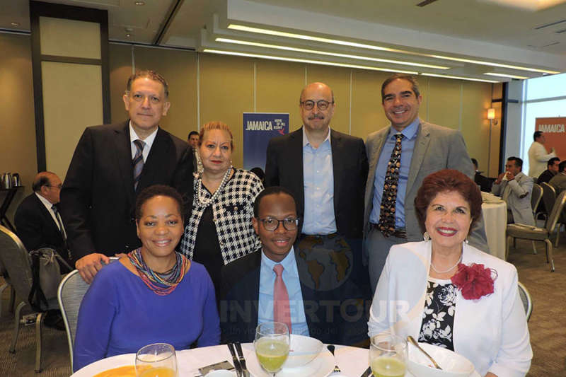 De pie: Alex Pace, Rosa Martha Brown, José Manuel Díaz de Rivera y Diego Fagre Sandra Grant, Sherrick Matthews y Yolanda Montes