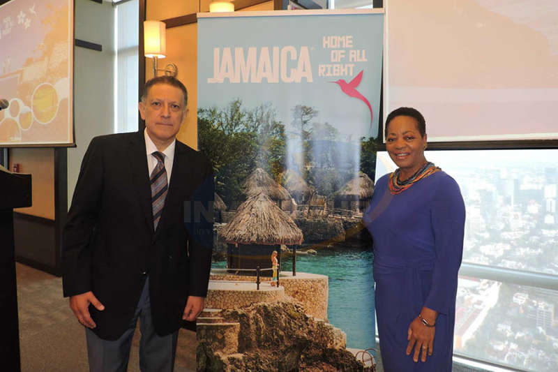 Alex Pace, director general de Global Marketing & Sales, con Sandra Grant, embajadora de Jamaica para México y América Central