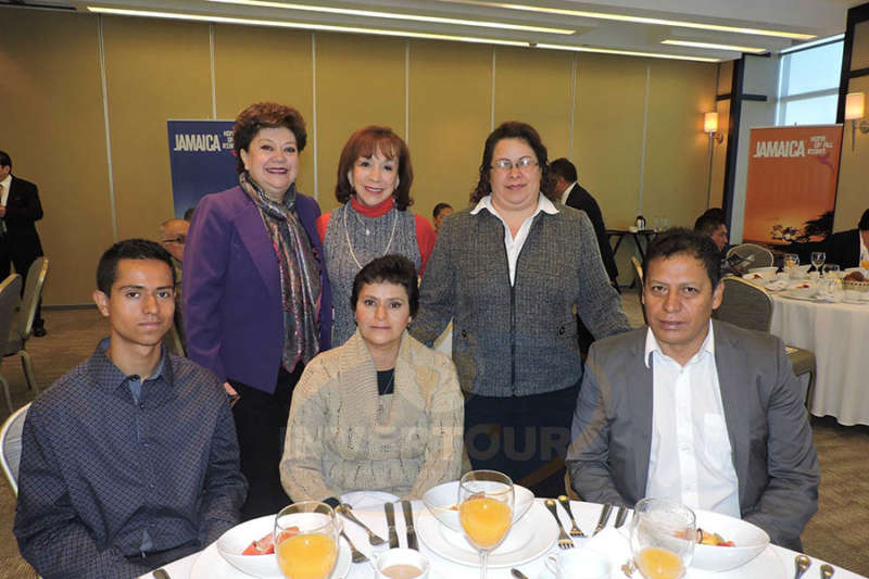De pie: Ma. del Rosario Castro, Teresita Muñoz y Luz María Rivas Maximiliano Méndez, Gricelda Carapia y José Carlos Luna