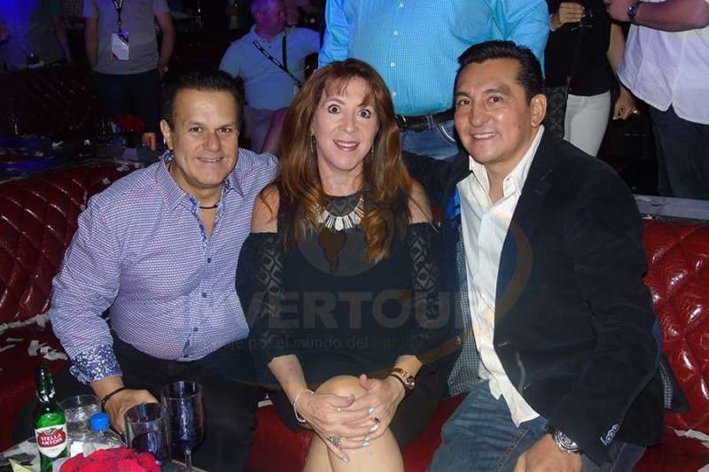 Marco Antonio Cárdenas con su esposa y Edgar Solís