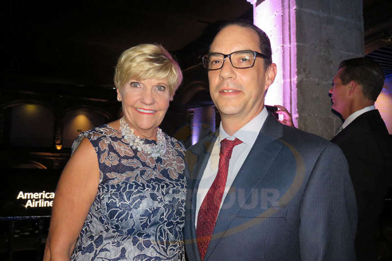 Betsy Price con Alex Lemus