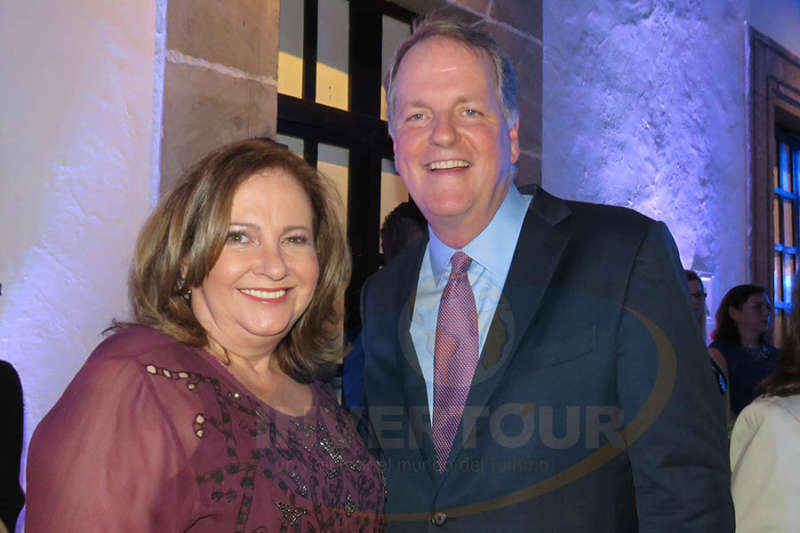 Martha Pantín con Doug Parker