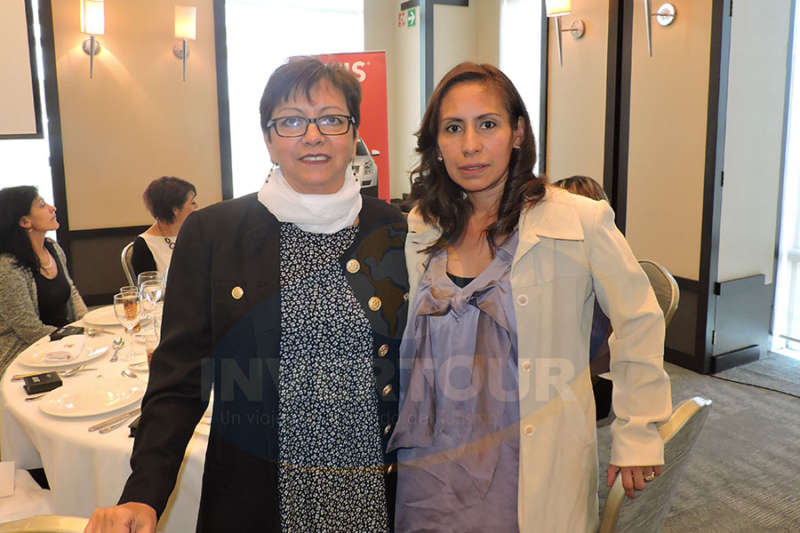 Yolanda González con Karelia Paralizabal