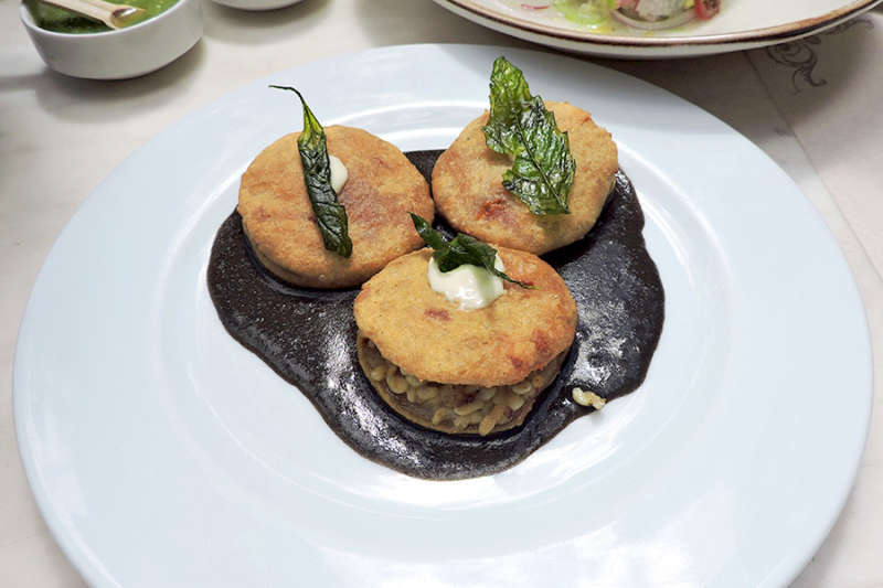 Gorditas de chihcarrón con escamoles