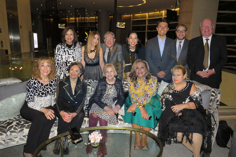 De pie: Carmen Torreblanca, Bibiana Saucedo, Carlos Ruiz, Kei Kaneda, Antonio Montejo, Carlos Samanez, Isaac Brown. Maru Denigris, Alicia Valles, Alicia Moneny, Judith Guerra y Rosa Martha Brown