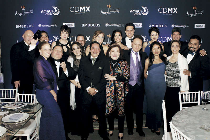 Algunos socios de AMAV Ciudad de México con Fidel Ovando