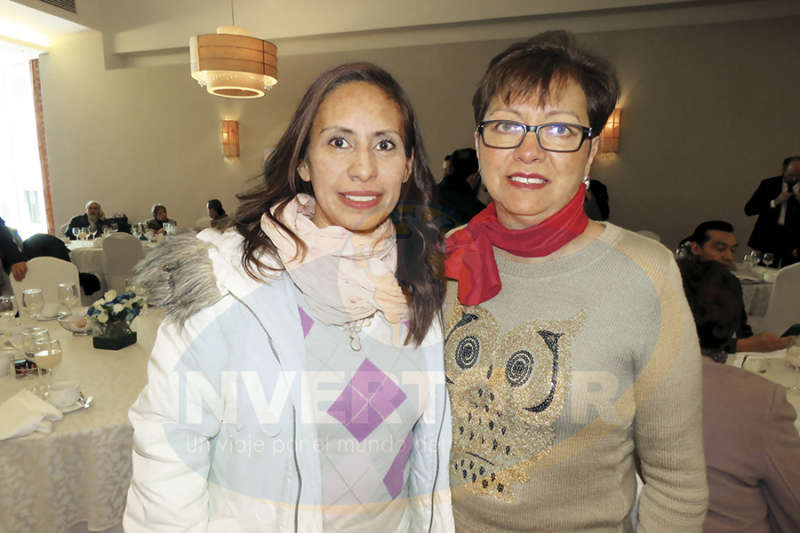 Karelia Paralizabal con Yolanda González