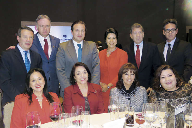 De pie: Gonzalo del Peón, Roberto Zapata, Roberto Trauwitz, Rosalinda Benítez, Rafael García y Víctor López Yarla Covarrubias, Teresa Solís, Carmen Torreblanca y Célida Puente