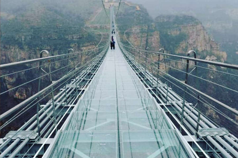 Imagina cruzar por un puente de vidrio a 1 mil 180 metros de altura sobre el nivel del mar y mirar cómo éste… ¡comienza a romperse! No te preocupes, esta construcción en la provincia norteña de Hebei, en las montañas Taihang, da la ilusión de quebrarse con cada paso que das. Soporta el peso de casi 800 personas a la vez, y está prohibido llevar tacones o zapatos de plataforma, a menos que se ponga una protección de tela en estos.