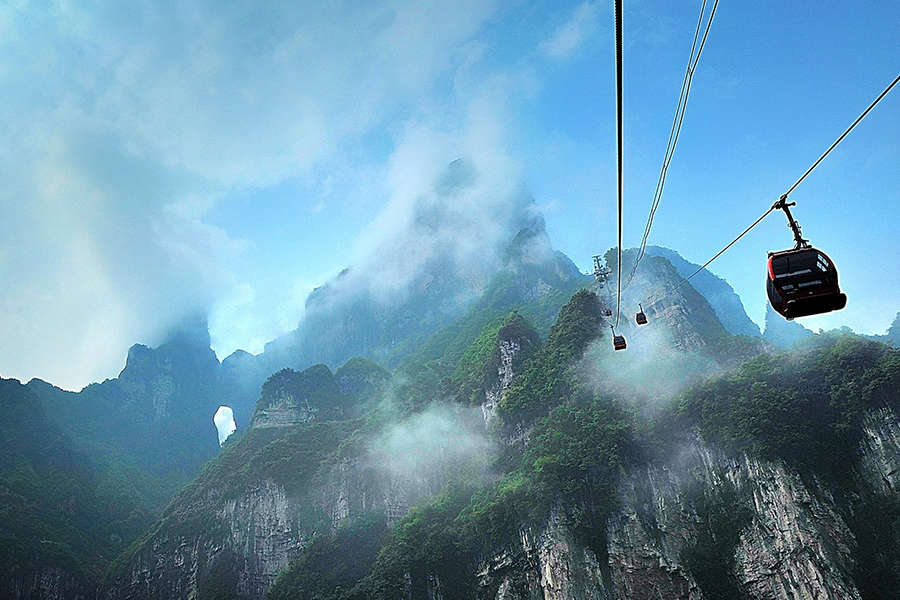 También conocido como la entrada al cielo, se trata de un hueco de 131 metros de altura y 30 metros de ancho en la montaña Tianmen, la cual, combinada con la luz y bruma da un efecto celestial que emula la entrada a un paraíso repleto de blancas nubes. Quienes lo han conocido afirman que se trata de una experiencia casi espiritual. Cerca de este atractivo hay paseos en la zona montañosa a través de puentes de vidrio que pondrán a prueba tu valor.