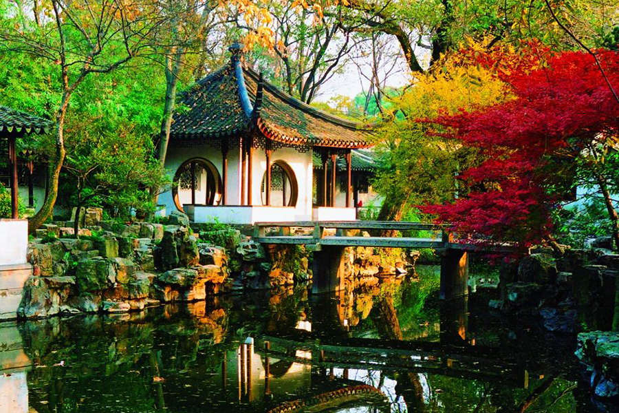 “En el cielo está el paraíso y en la tierra están Suzhou y Hangzhou”, dice un proverbio chino que trata de equiparar la belleza de este destino con lo que seguramente es un paraíso. Es la ciudad china que más jardines conserva, la arquitectura clásica de los jardines incluye siempre cuatro elementos: rocas, agua, pabellones y plantas. Esto les valió ser considerado Patrimonio de la Humanidad