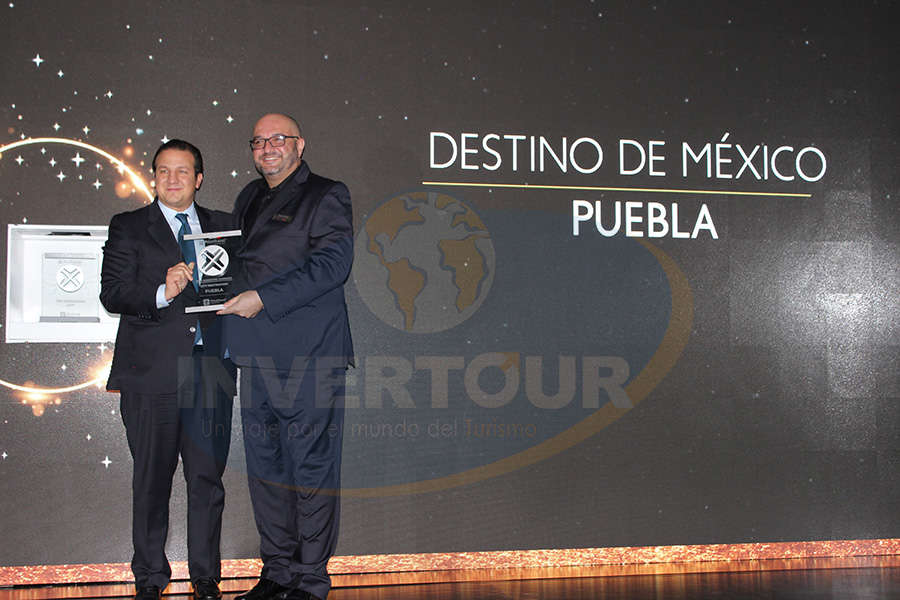 A Roberto Trauwitz se le entregó el galardón por Mejor Campaña de Marketing de un destino nacional  de manos de Pablo Castro  