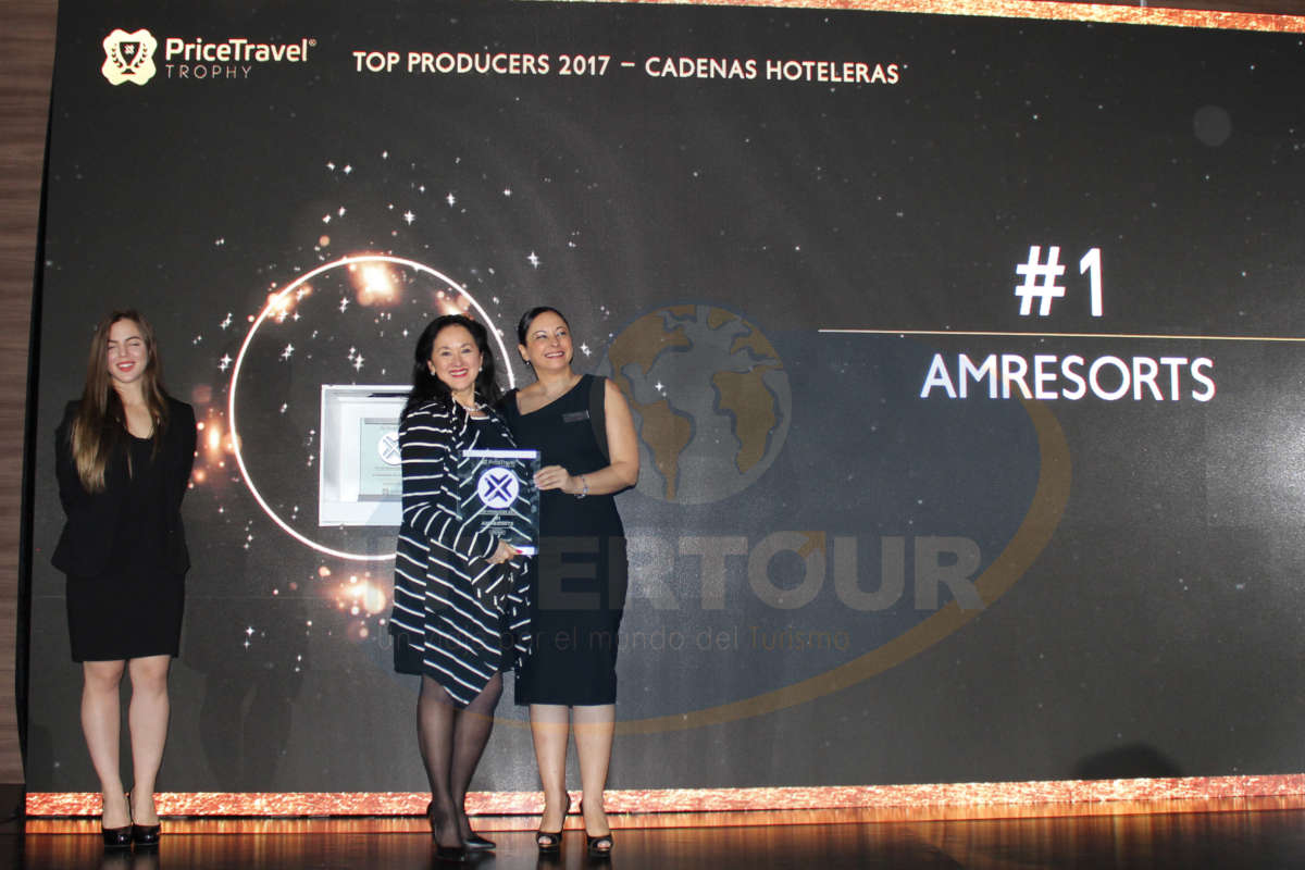 Yarla Covarrubias recibe reconocimiento para AMResorts como Mejor Cadena Hotelera