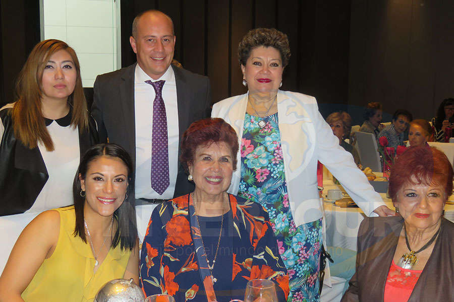 De pie: Brisa Amaya, Federico Monterrubio y Rosario Castro Ana Serrano, Yolanda Montes y Maricarmen Vargas