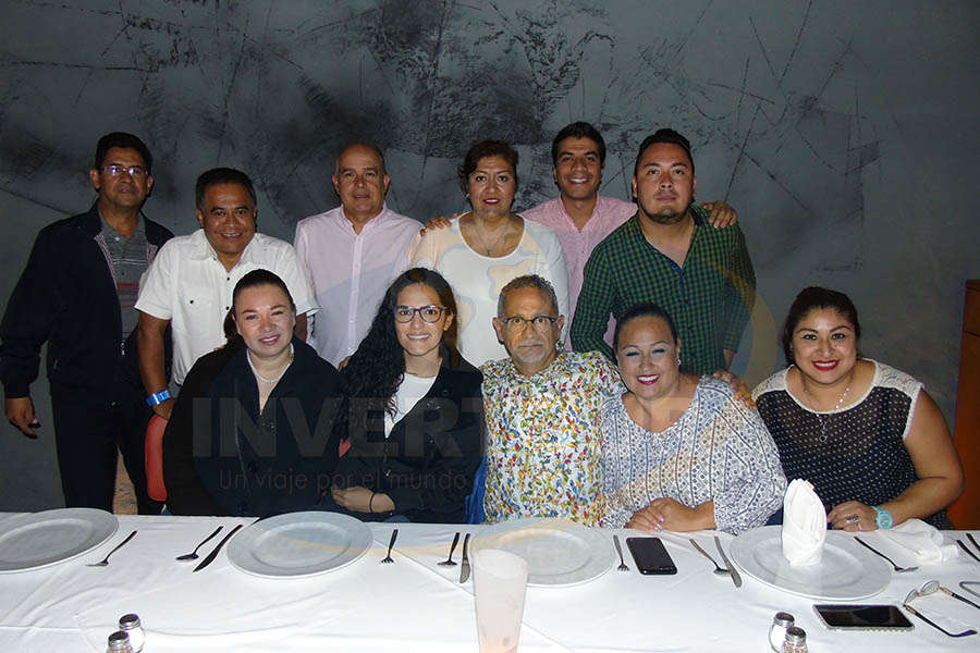 De pie: Gilberto Hernández, Jorge de la Vega, Carlos Rovira, Vicky Jiménez, Jorge Flores y Froylan Rodríguez Viridiana Díaz, Tae Lara Belain, Jaime Rogel, Gina Navarrete y Jessica Trujillo