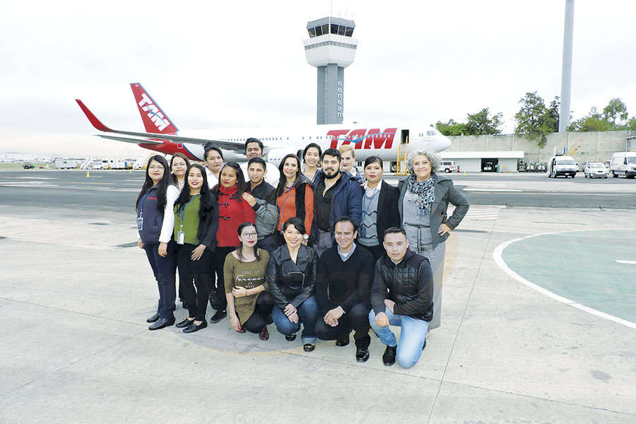 Asistentes a la capacitación en el Hangar LATAM Airlines