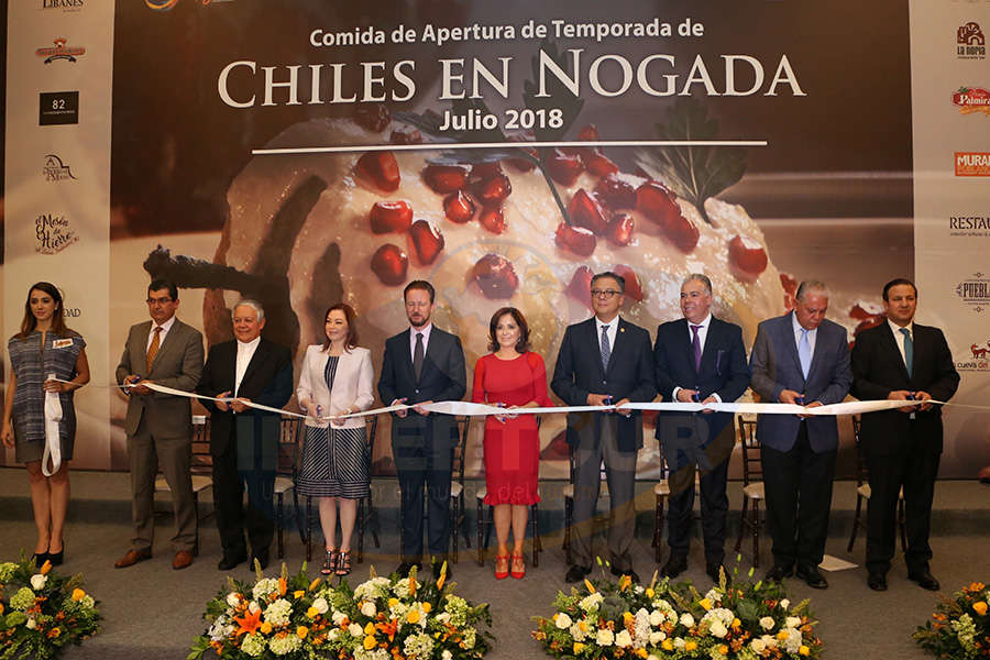 Gran corte de listón que marcó la apertura de la Temporada de Chiles en Nogada