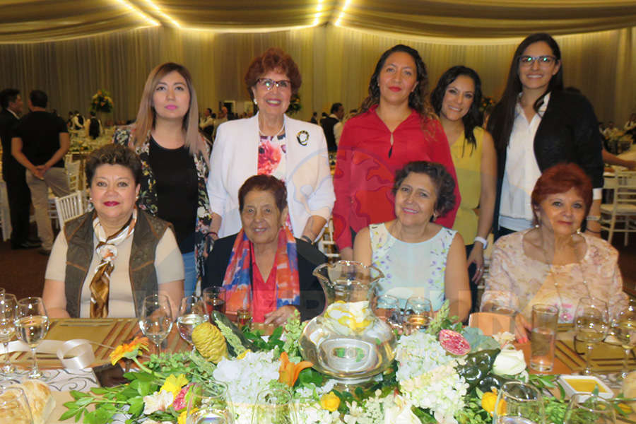 De pie: Brisa Amaya, Yolanda Montes, Marcela Sánchez, Ana Laura Serrano y Tae Lara Belain Rosario Castro, Teresita Macías, Elenita Mac y Maricarmen Vargas