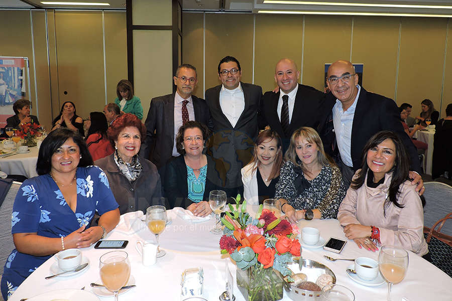 De pie: Jaime Rogel, Ramiro Gómez, Alejandro Hernández y Erwin Romero Larissa Riquelme, Yolanda Montes, Edith Aguilar, Araceli Alcántara, Sara Gomezortigoza y Ruth Leal