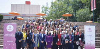 Yarla Covarrubias, Presidenta de AFEET con algunos participantes del Congreso