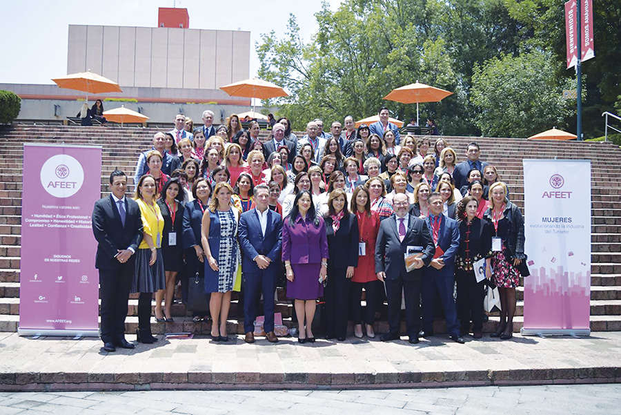 Yarla Covarrubias, Presidenta de AFEET con algunos participantes del Congreso