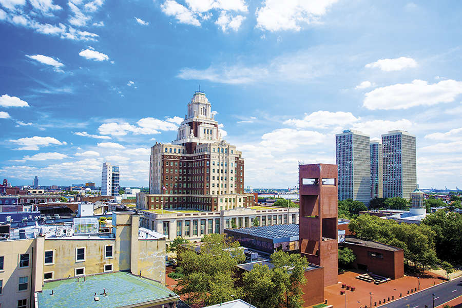 The skyline of Philadelphia’s Old City neighborhood, with only a few tall buildings, stands in sharp contrast to the skyscraper-heavy Center City. At 17 stories and 287 feet, the U.S. Custom House (1934) at 2nd and Chestnut Streets dwarfs many of the surrounding historic buildings in the area. The building’s base is clad in limestone with decorative aluminum details, and the art deco tower is made of red brick and limestone and culminates in an octagonal lantern. The Society Hill Towers, built in 1963 as part of a Society Hill restoration effort, include three 32-story high-rises on five acres of landscaped grounds at 2nd and Locust Streets.