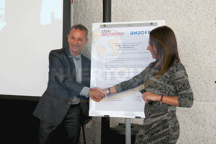 Firma de Convenio entre Amadeus y Expo Mayoristas; Jaime Rogel y Ana Paola Durón