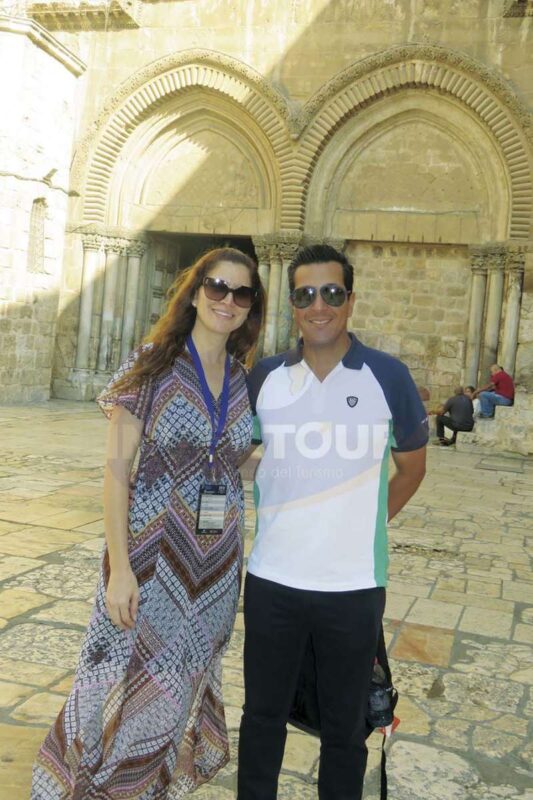 Lisa y Giancarlo Mulinelli en la entrada de la Basílica del Santo Sepulcro