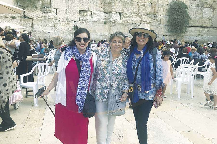 Paola Riquelme, Lilia Riquelme y Ruth Leal en el Muro de los Lamentos