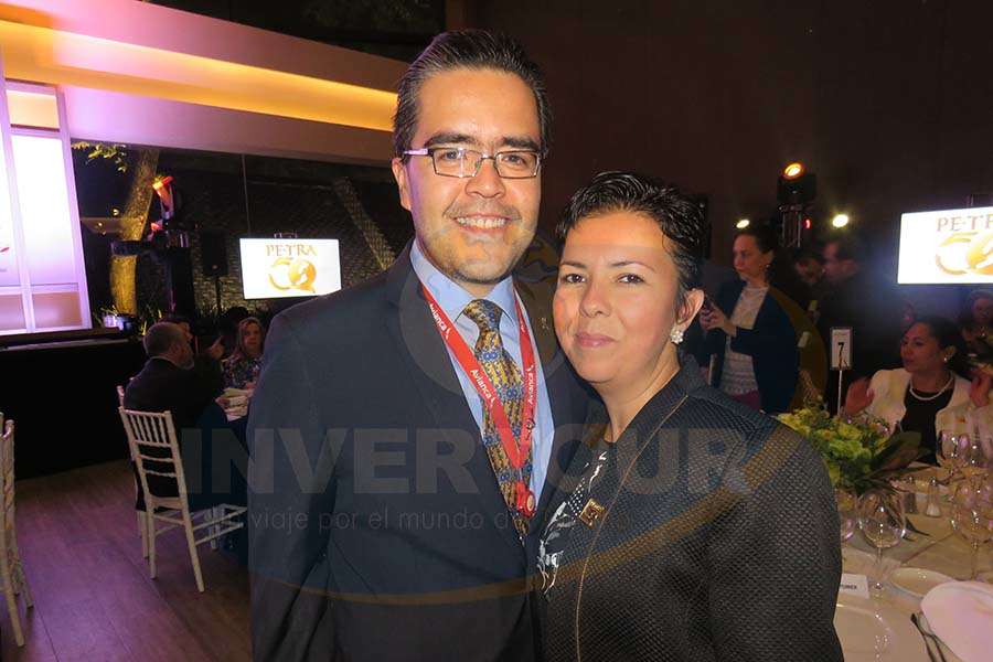 Miguel Cardona con Jessica Ferrer