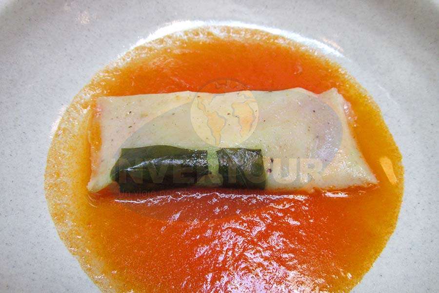 Tamal de requesón con hoja santa