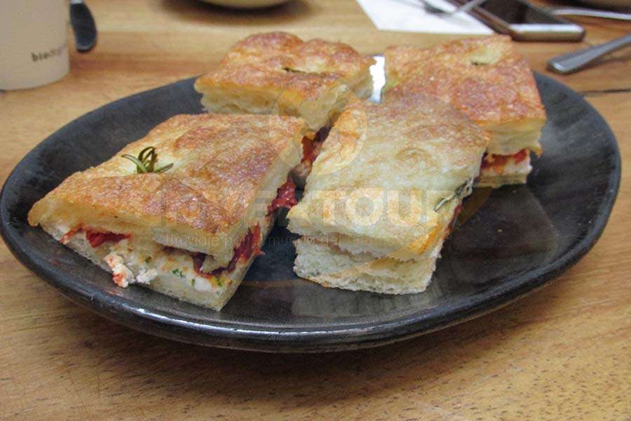 Focaccia rellena de jitomate rostizado y queso de cabra.