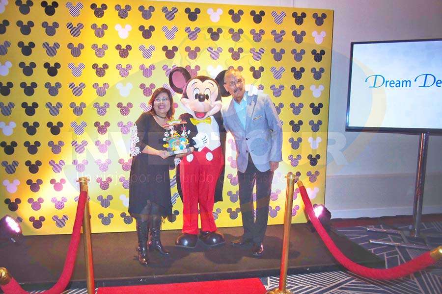 Susana Moreno, Mickey Mouse y Eduardo Carvajal