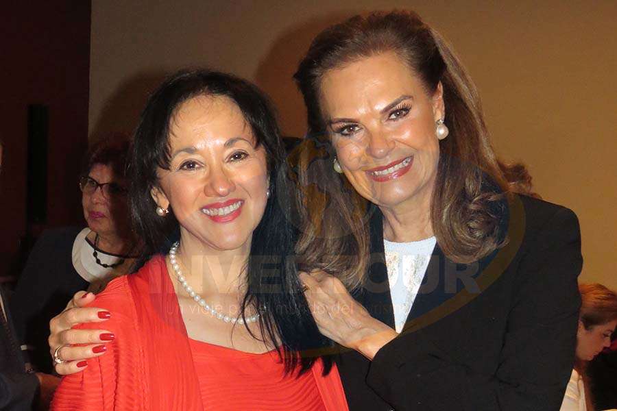 Yarla Covarrubias con Gloria Garza de Torruco