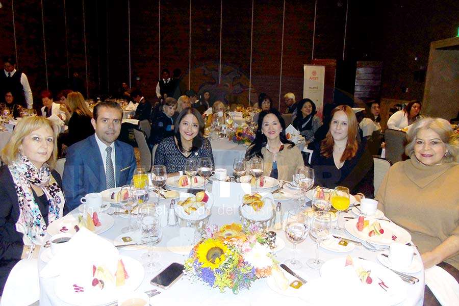  Begoña Fernández, Iván Mora, Brenda López, Yarla Covarrubias, Ilse González y Guadalupe Camacho