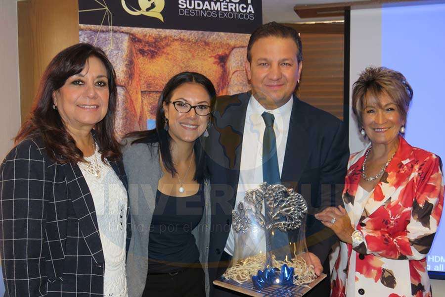 Elizabeth González, Ana Laura Serrano, Roberto Trauwitz y Connie Martin