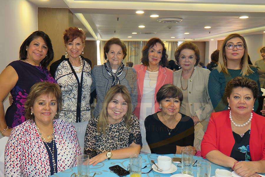 De pie: Blanca Olivera, Isabel Gómez Daza, Isabel Gómez de Fava, Teresita Múñoz, Martha Landa y Brisa Amaya Mónica Noriega, Alicia Mejía, Ana Luisa Contreras y Rosario Castro