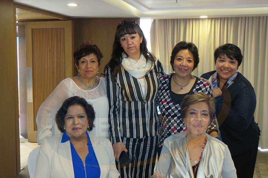 De pie: Beatriz Fragoso, Tere Hernández, Marisela Hidalgo y Rosa Angélica González Luz María Larrondo y Mari Paz Rodríguez
