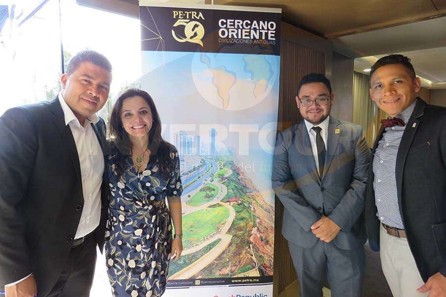 Manuel Martínez, Carla Ponce, Arturo Cabañas y Rodrigo García