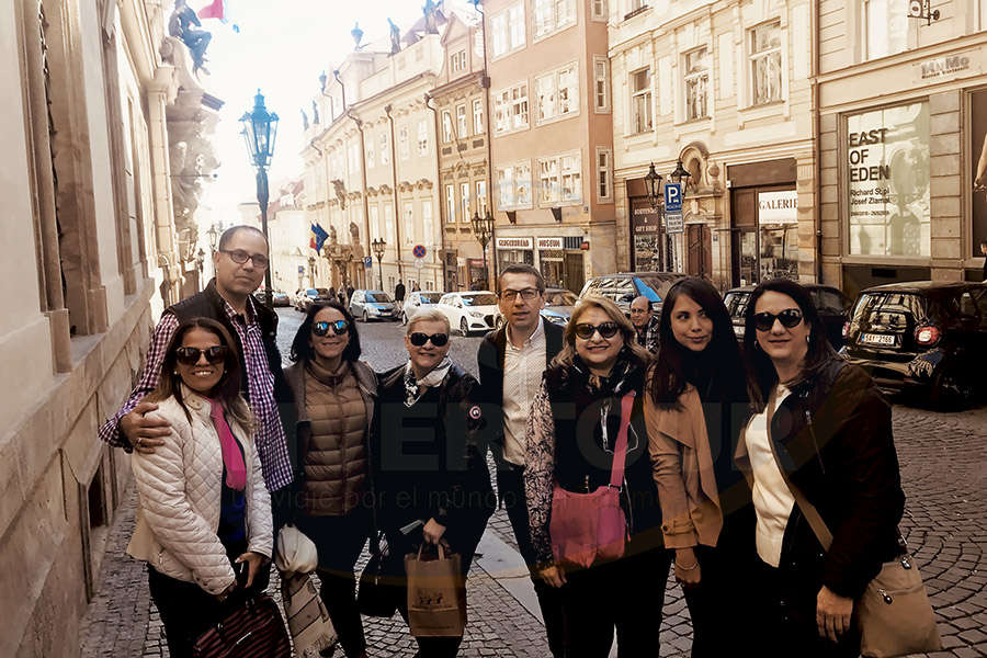 Mariela, Abbes, Clara, Vendula, Petr, Adriana, Andrea y Alicia en Praga