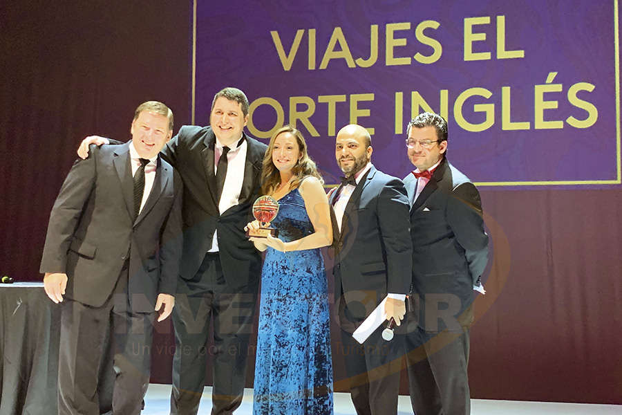 Premiando a Jenny Zapata, directora general de Viajes El Corte Inglés