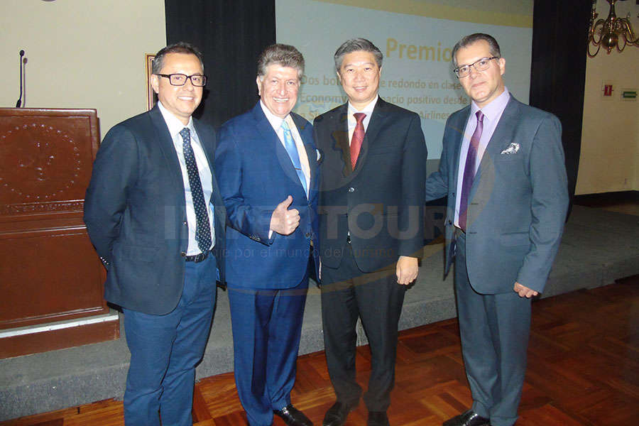 Mike Medrano, Octavio Hernández, Sek Eng Lee y Jorge Malagón