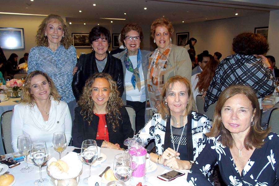 Atrás: Maru Denigris, Arlina Zurita, Yolanda Montes y Margarita Valle Karim Baldamus, Giselle Friederichsen, Begoña Fernández y Cecilia Beltrame