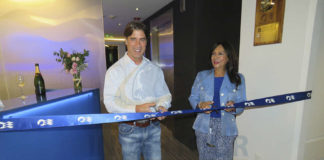 Trey Hickey, vicepresidente senior de Ventas Internacional de Princess Cruises y Ruth Leal, directora para Latinoamérica de Princess Cruises & Cunard Line cortan el listón inaugural