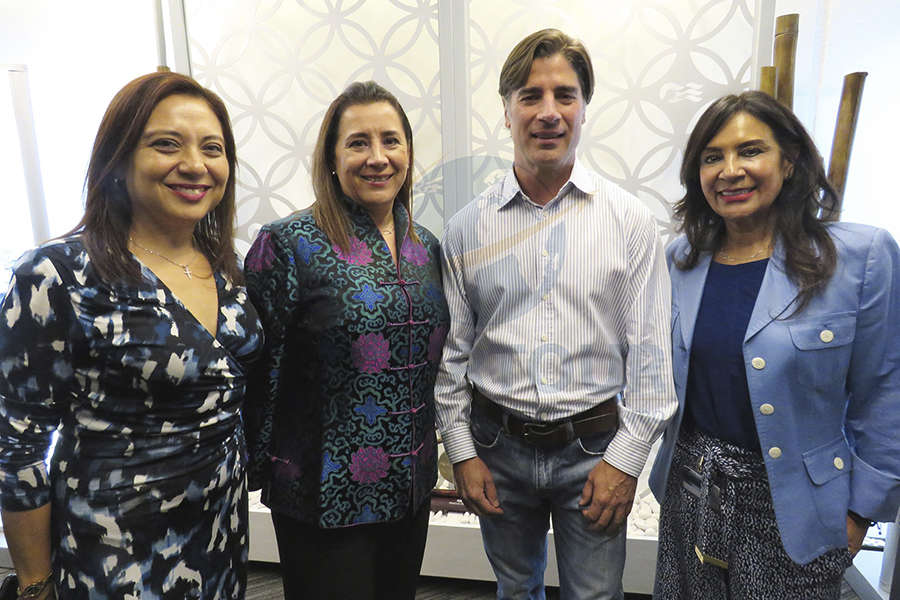 Claudia González, Sylvia Esquivel, Trey Hickey y Ruth Leal 