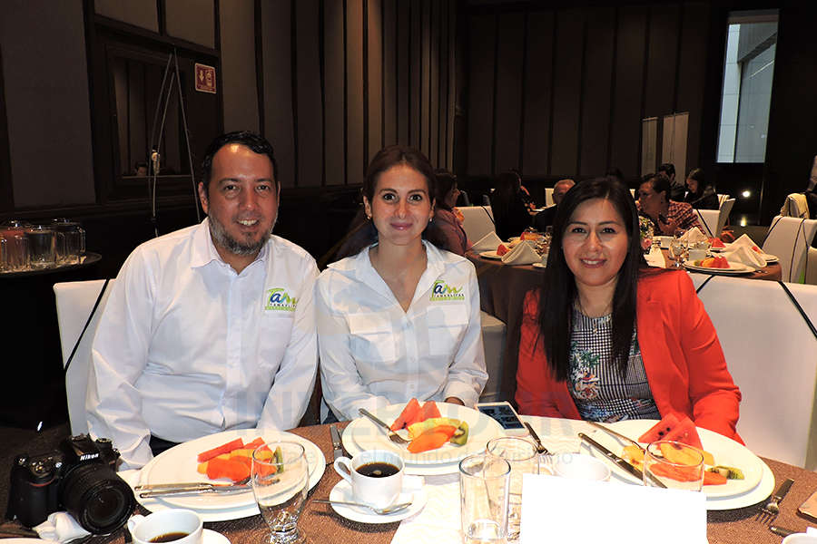 Enrique Gamez, Ana Gabriela Márquez y Brenda Alonso